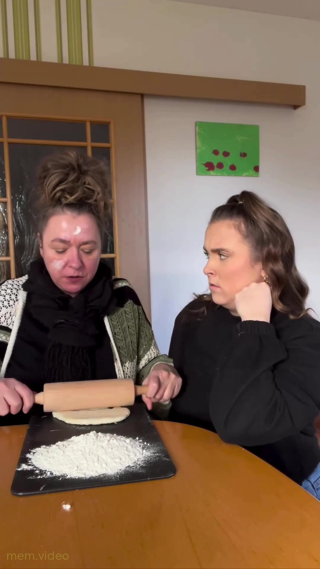 Кадр: Женщины раскатывают тесто и сверху падает мука
