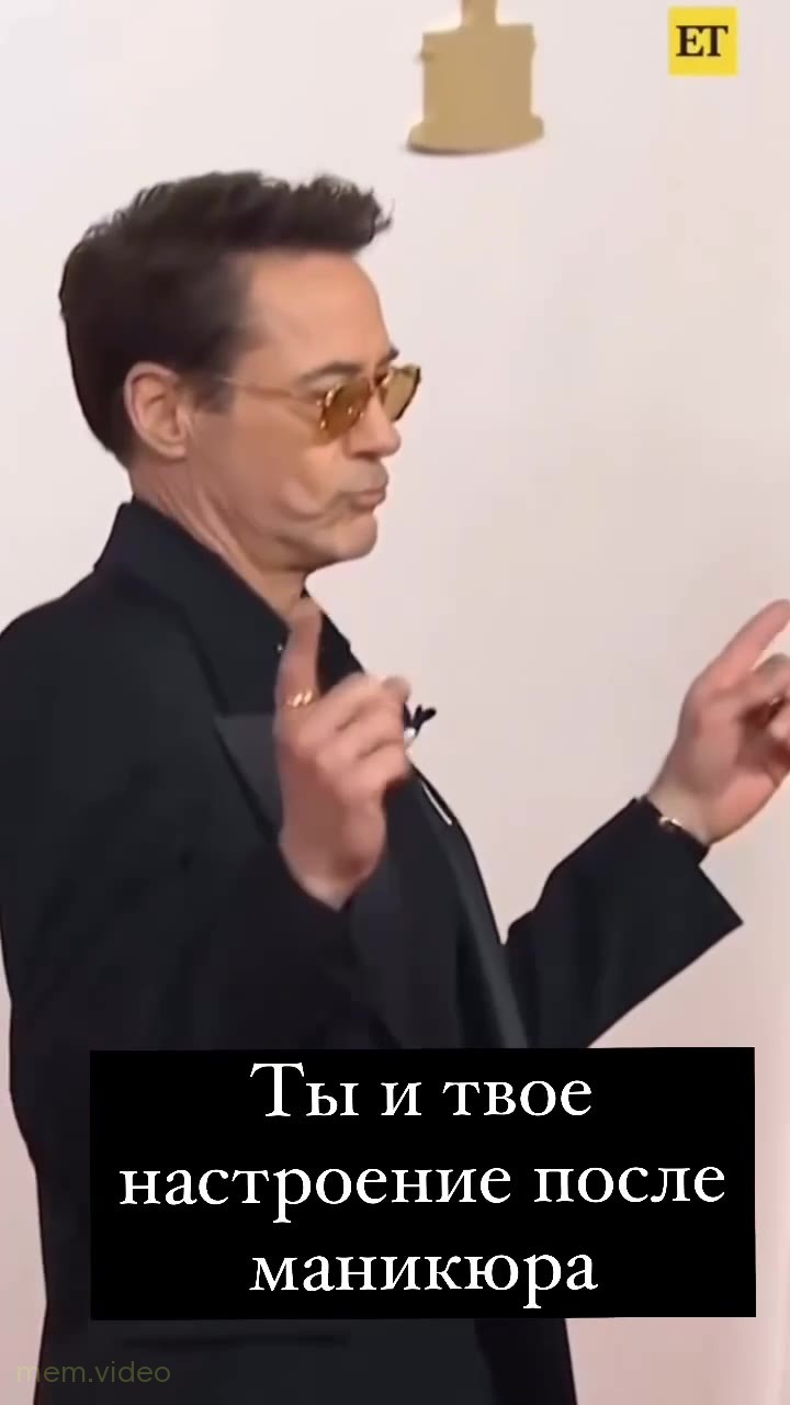 Кадр: Роберт Дауни Младший танцует пальцами в костюме