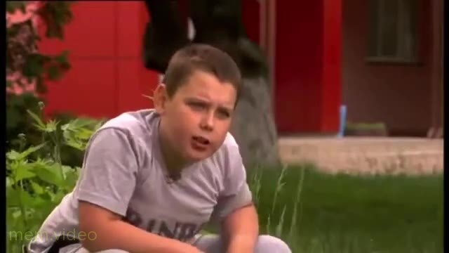 Кадр: Мальчик жалуется на шоколадку