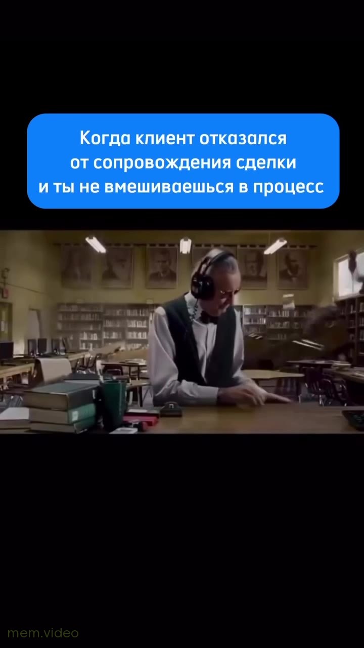 Кадр: Стэн Ли в наушниках в фильме «Новый Человек паук»