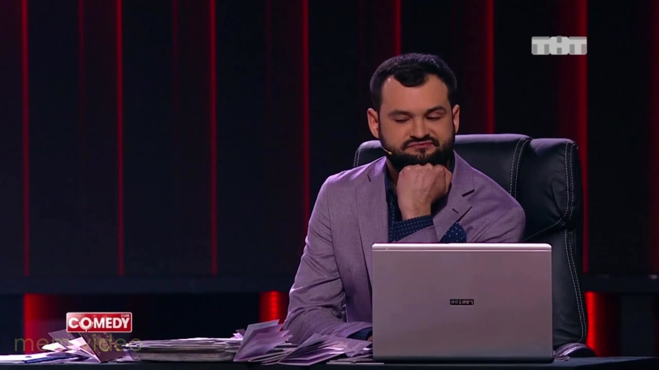 Кадр: Демис Карибидис перечисляет справки в Comedy Club