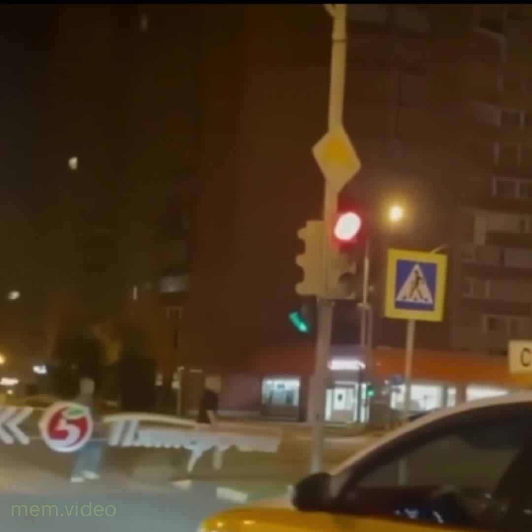 Кадр: Мужчины несут вывеску «Пятерочка» через переход