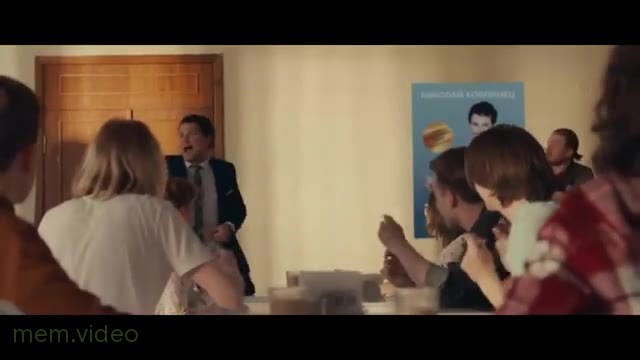 Кадр: «Я заряжаю на успех тебя» — Козловский в фильме «Молодой человек»