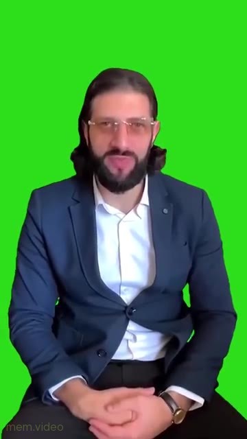 Кадр: «Интересно стало, да?» — мужчина в костюме на хромакее