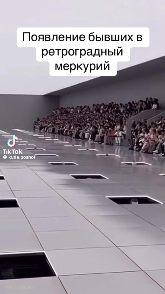 Кадр: Модели поднимаются из пола на показе Диор