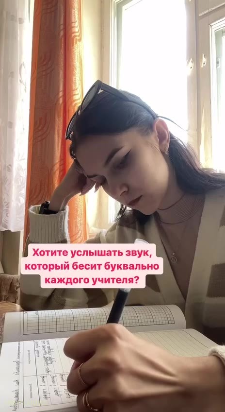 Кадр: Меллстрой свистит в сложенные руки