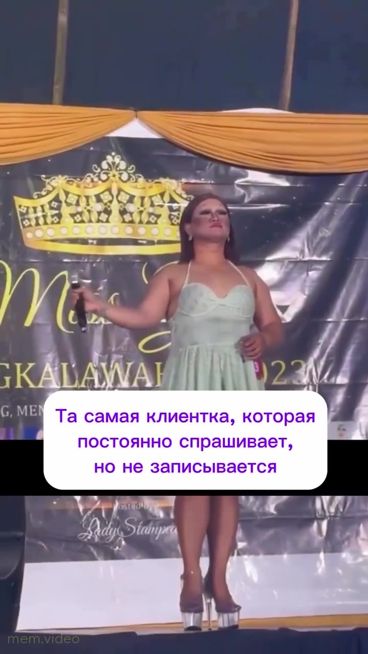 Кадр: Выступление в зеленом платье на конкурсе красоты
