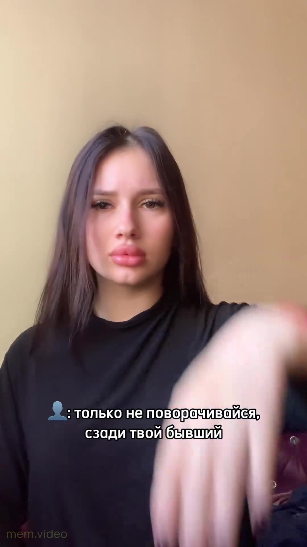 Кадр: «Где ты? Я бегу за тобою» — парень танцует в спортивном костюме