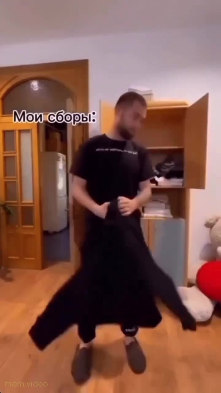 Кадр: Мужчина кричит у шкафа и бросает одежду