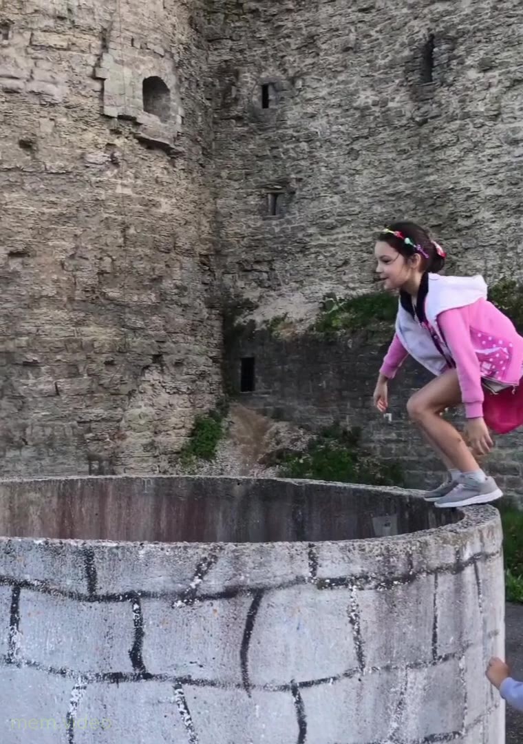 Кадр: «Всё, пока-пока» — девочка спрыгивает в колодец