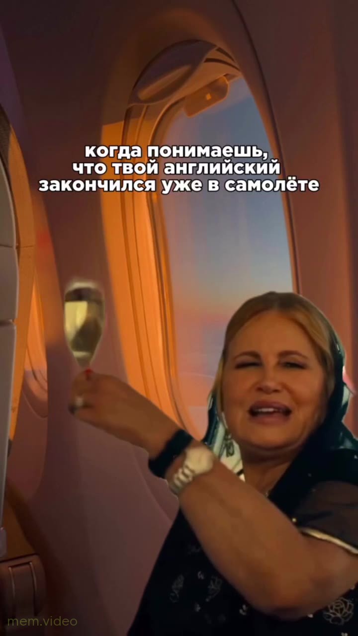 Кадр: «Whee!» — Дженнифер Кулидж с бокалом в «Белом лотосе»
