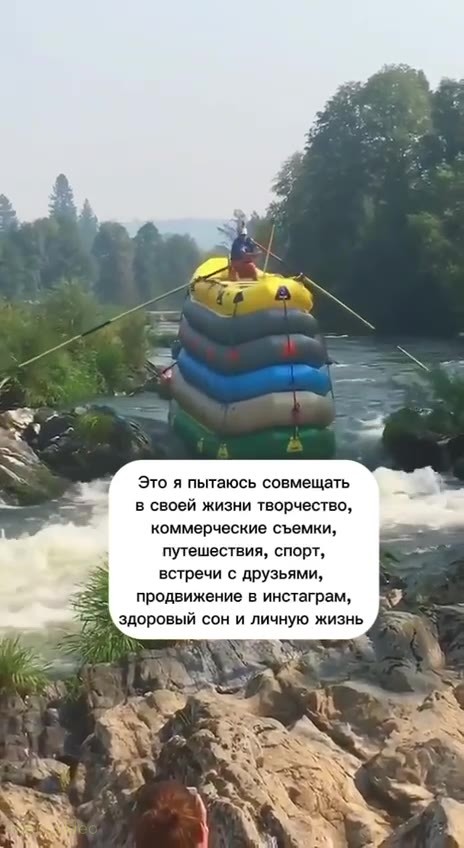 Кадр: Мужчина плывет по горной реке на стопке надувных лодок