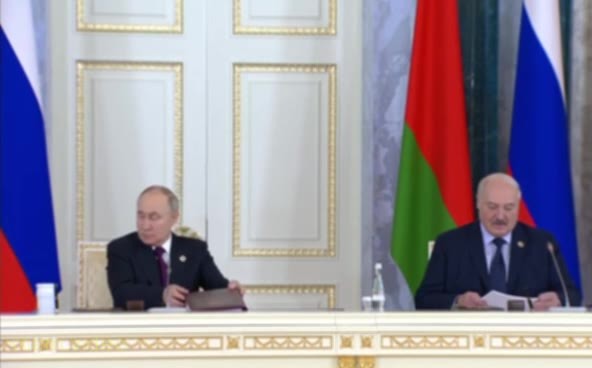 Кадр: Путин поднимает тяжелую красную папку на заседании