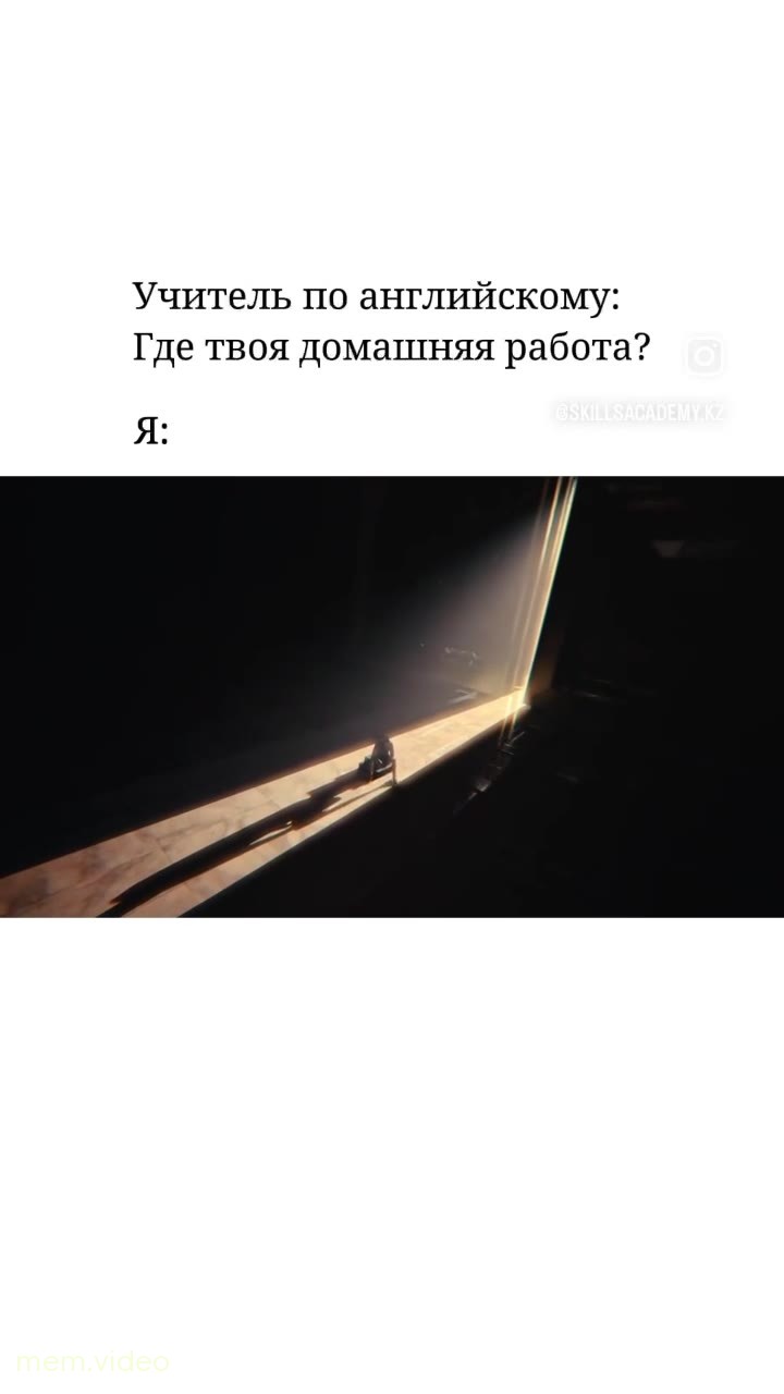 Кадр: Криштиану Роналду сидит в темноте и смотрит в камеру