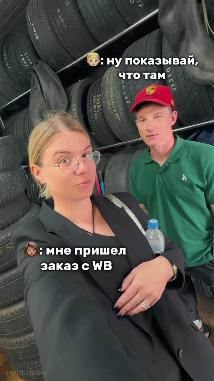 Кадр: Собака в ярких платьях дефилирует по балкону