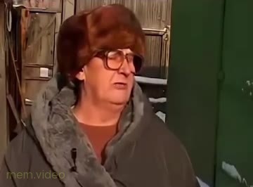 Кадр: «Минут пять, десять пятого» — в шапке-ушанке