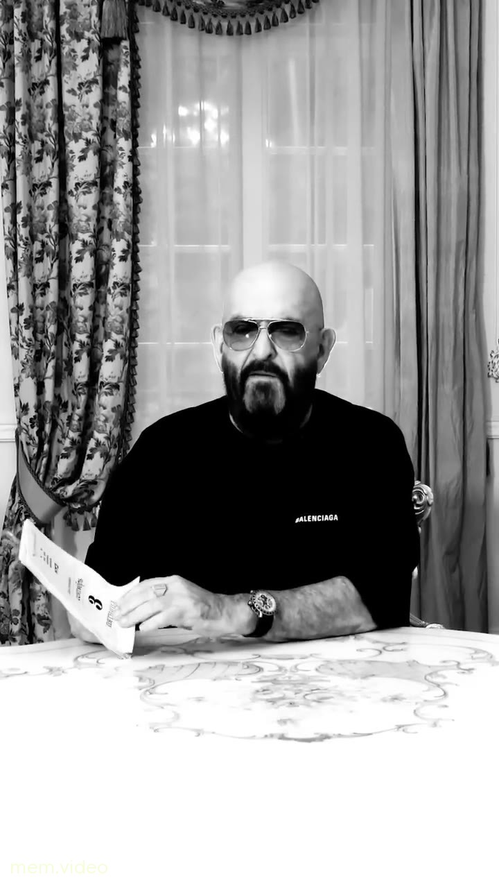Кадр: Михаил Шуфутинский поет «Я календарь переверну»