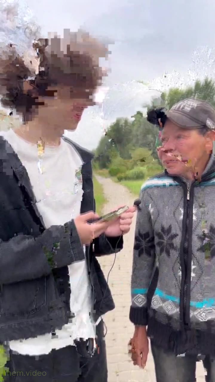 Кадр: «На такие вопросы не могу ответить» — женщина в кепке