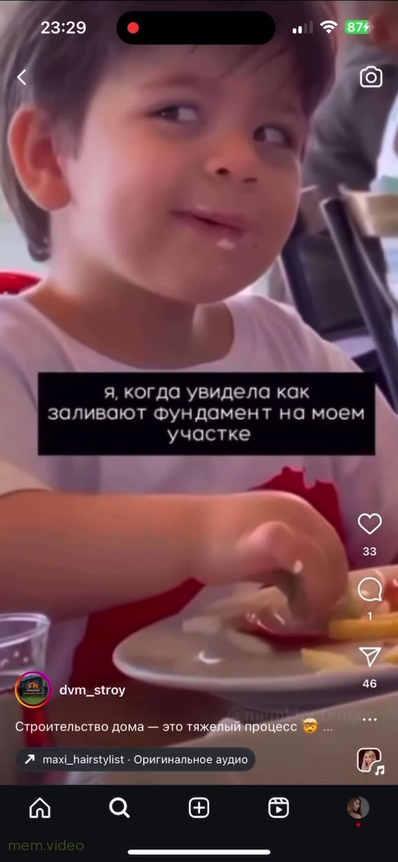 Кадр: Маленький мальчик за столом счастливо улыбается