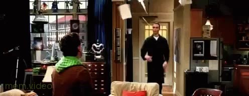 Кадр: Джим Парсонс подбрасывает бумаги в «Теории большого взрыва»