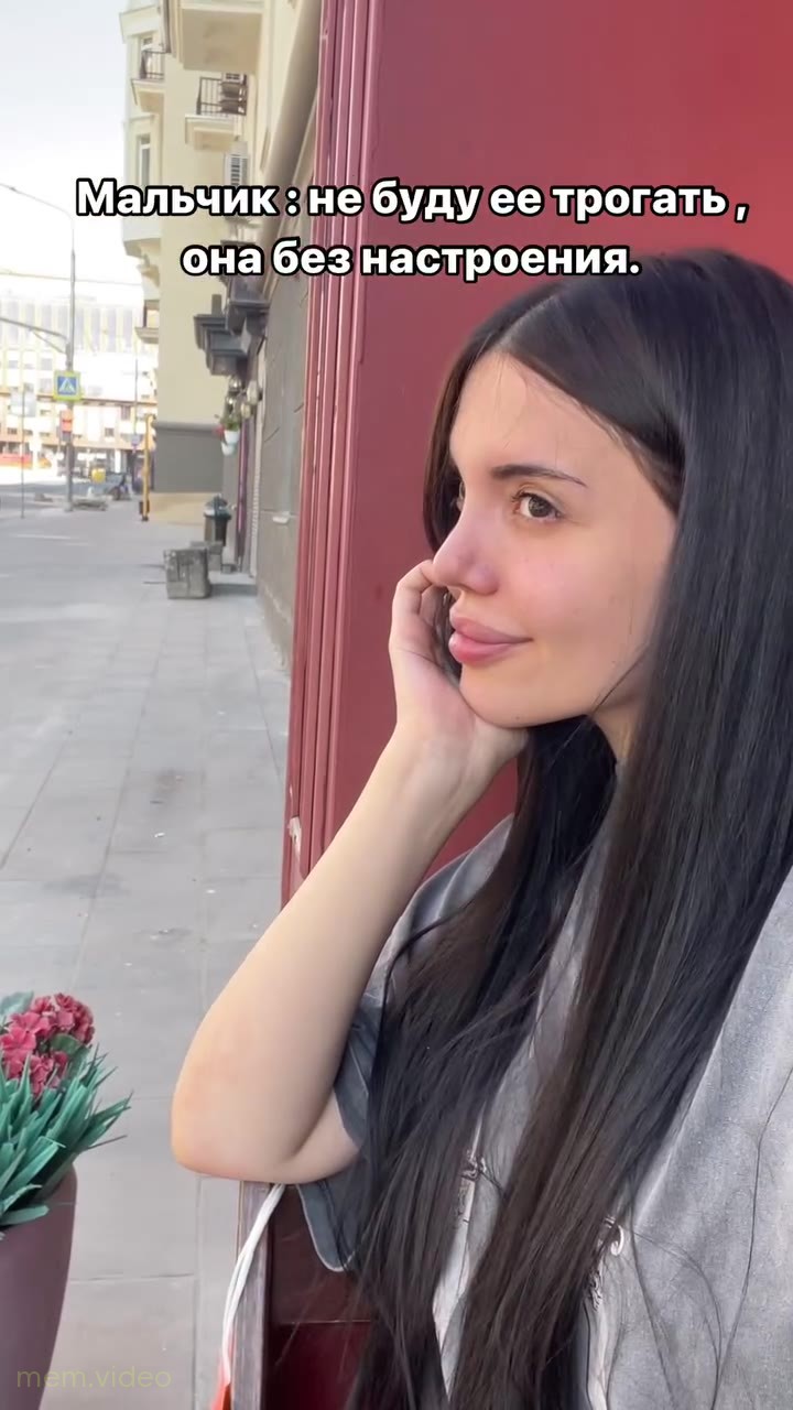 Кадр: Мужчина в жилете ловит огромную змею