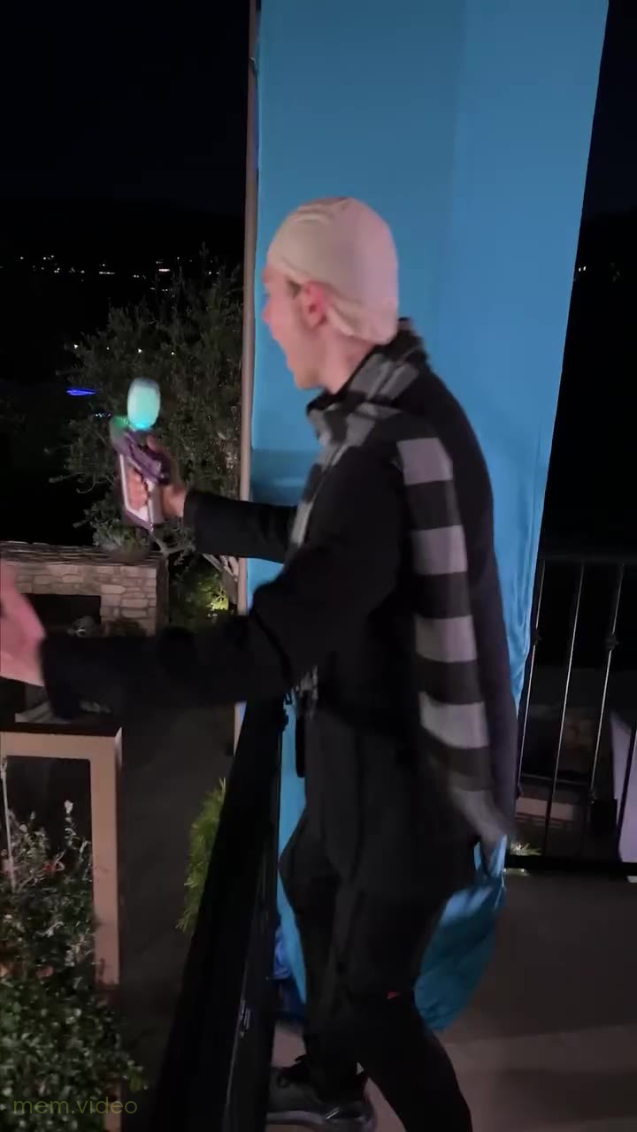 Кадр: «Tonight we sabotage my brother's date» — толпа миньонов