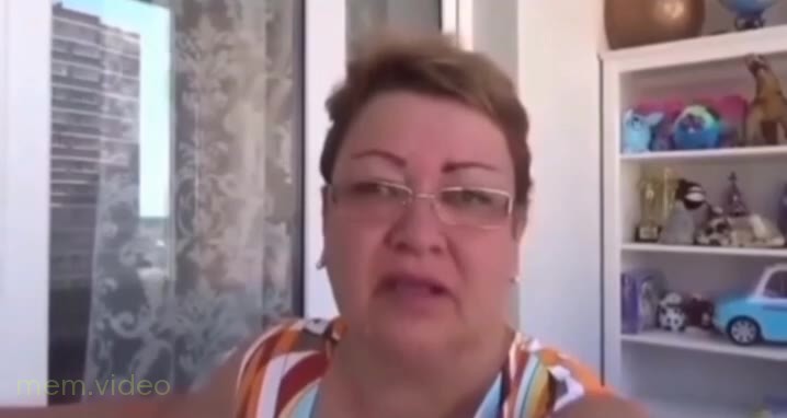Кадр: «Я не заслуживаю такого отношения к себе» — женщина в очках
