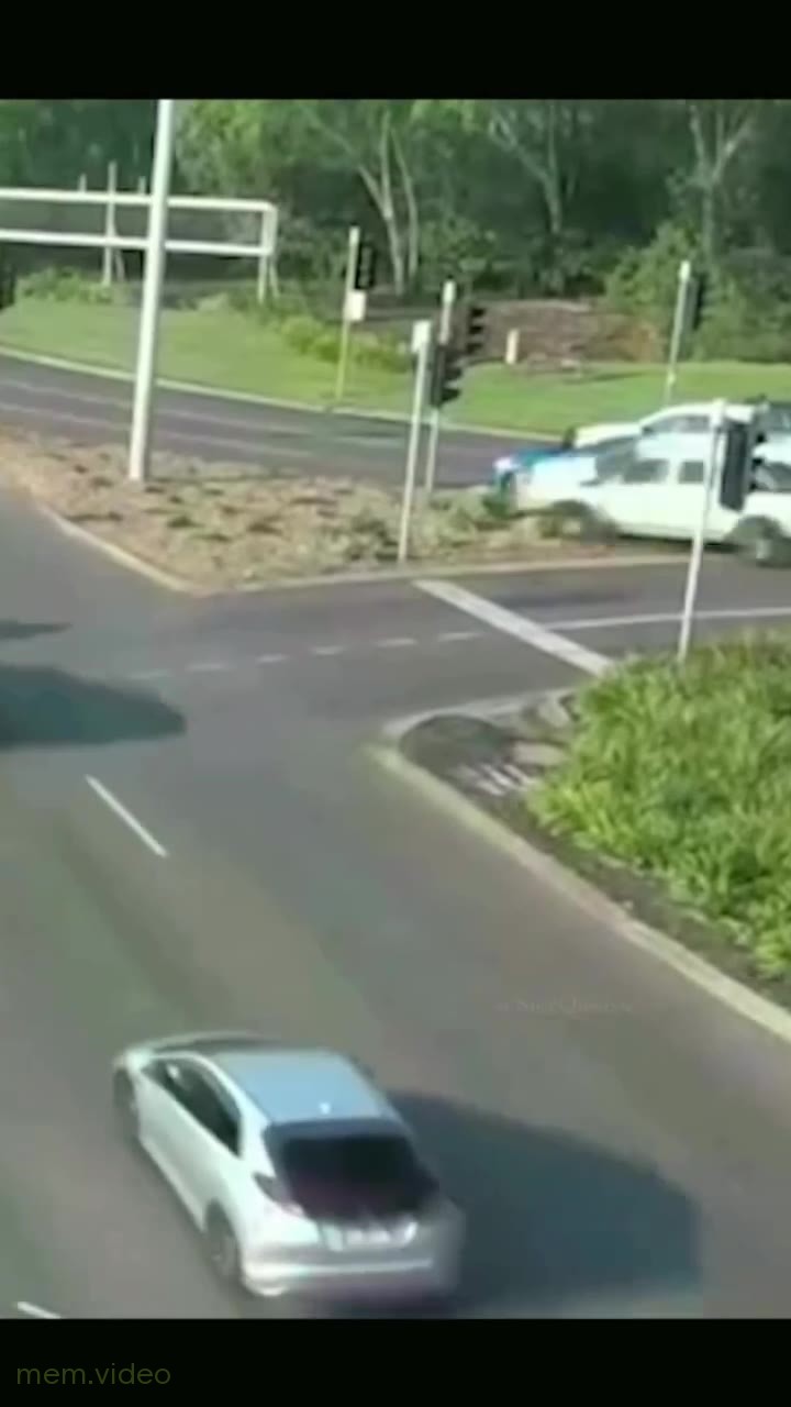 Кадр: "In downtown, walking fast" — белая машина мчит через дорогу