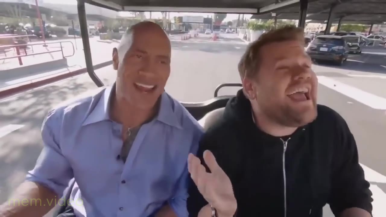 Кадр: Дуэйн Джонсон поет You’re welcome в гольф-каре