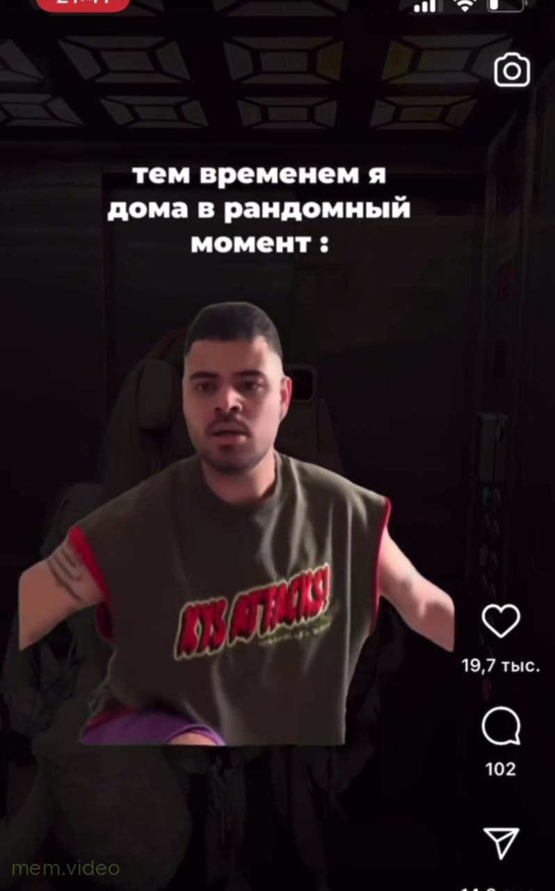 Кадр: Роман Каграманов эмоционально поёт в кресле