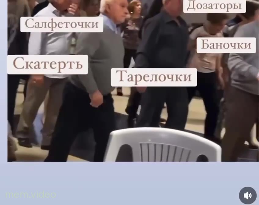 Кадр: Мужчина в сером свитере идет сквозь толпу
