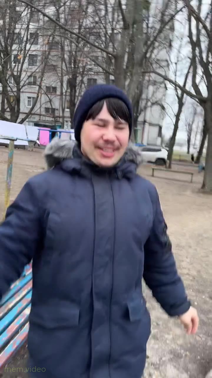 Кадр: «Доброе утро, мои родные люди» — Кирилл поёт во дворе