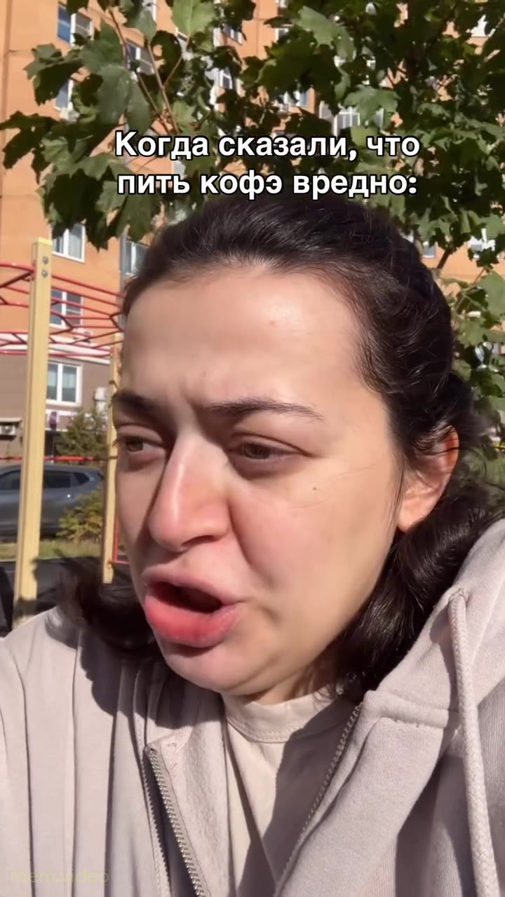 Кадр: Нармин на улице про утренний кофе в декрете