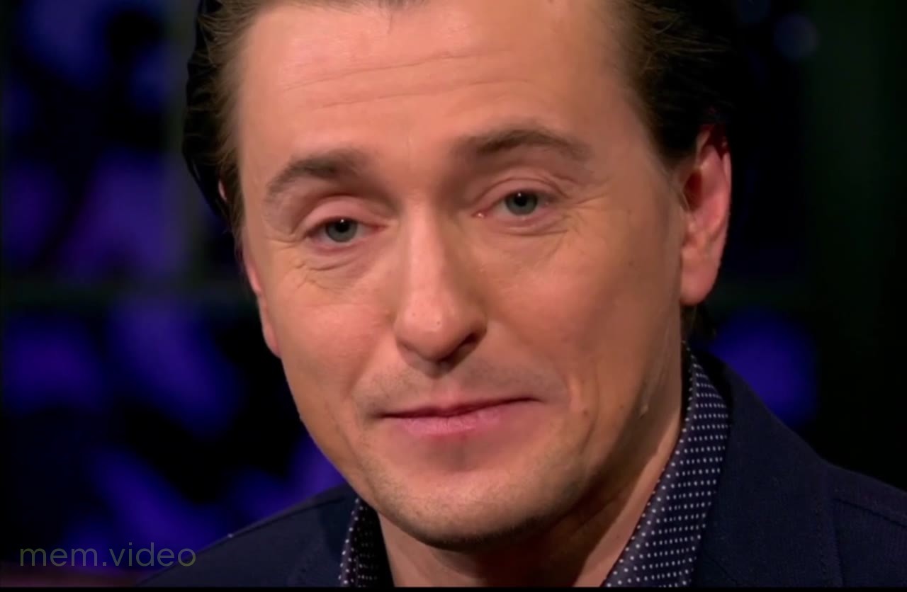 Кадр: Сергей Безруков показывает пьяный взгляд в «Вечернем Урганте»