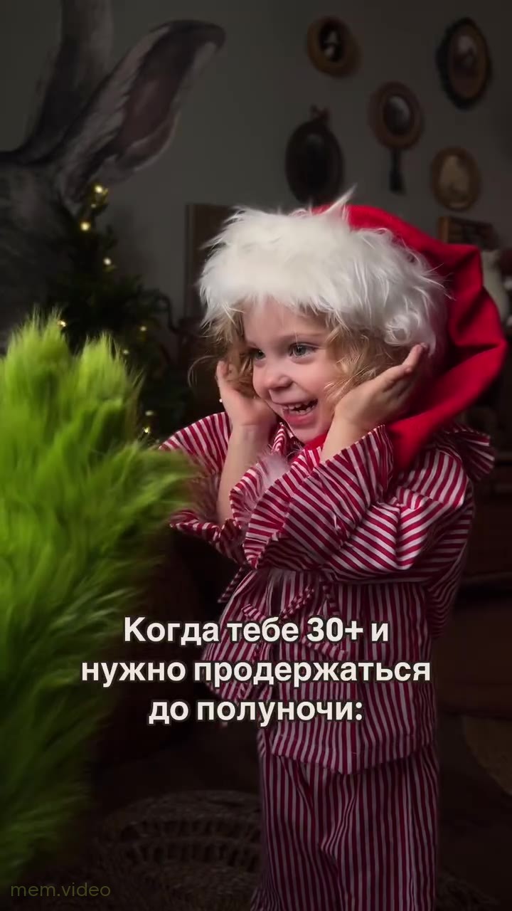 Кадр: Человек в костюме Гринча засыпает