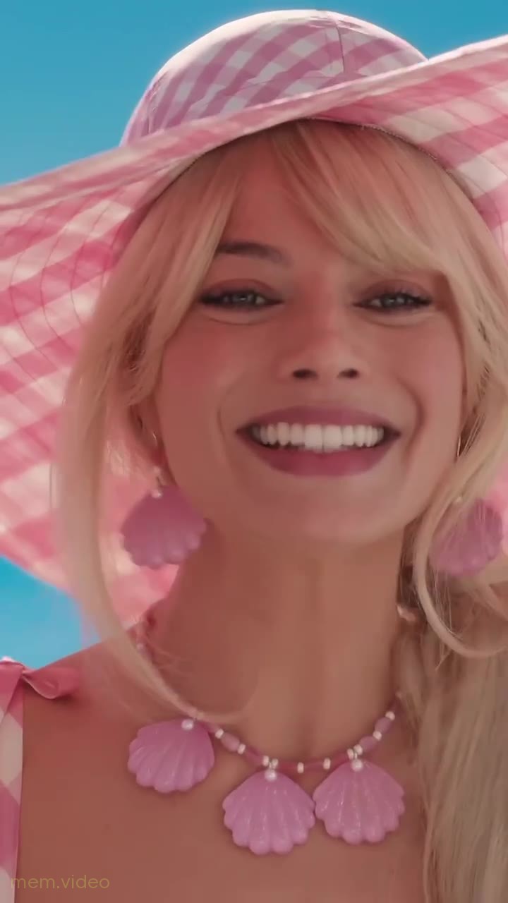 Кадр: «Hi, Barbie» — Марго Робби и Райан Гослинг в фильме «Барби»