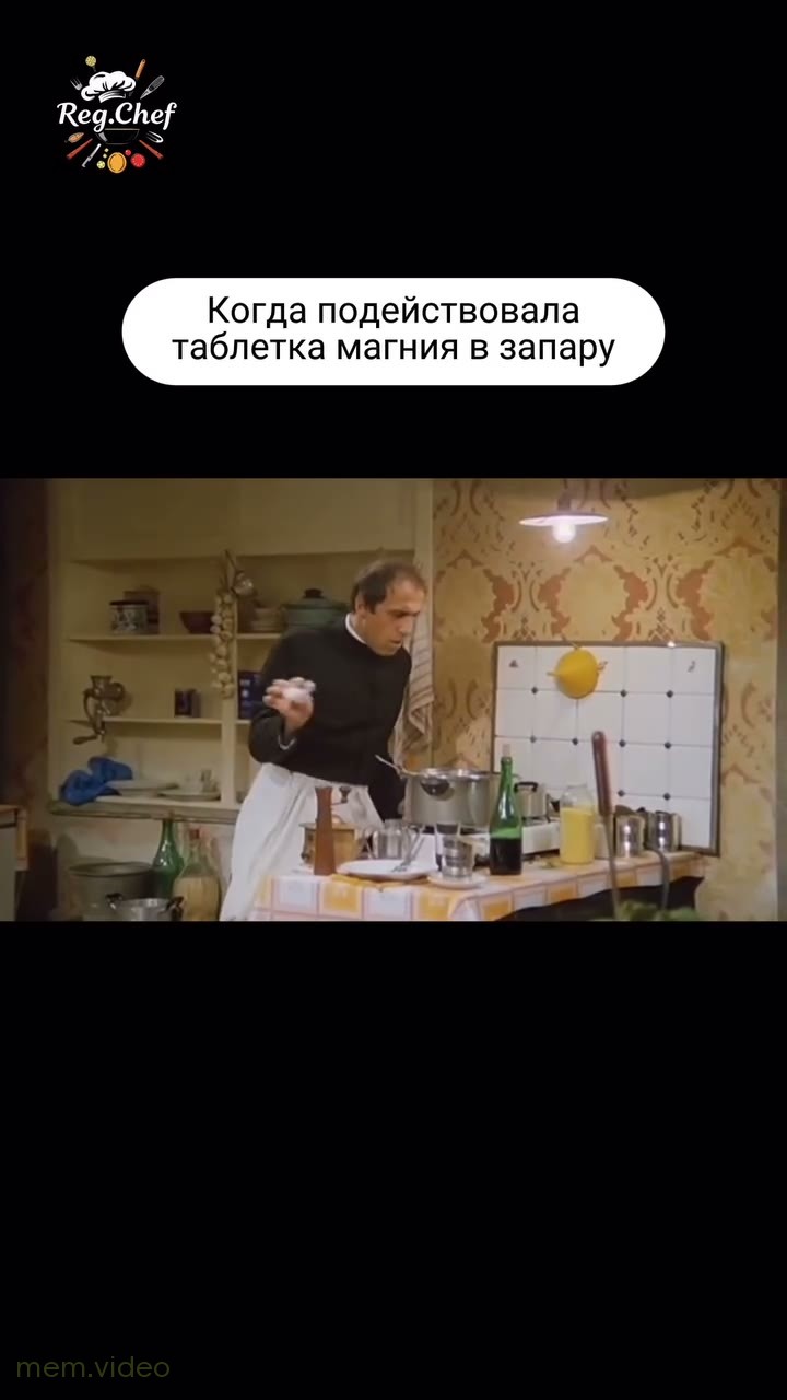 Кадр: Адриано Челентано готовит на кухне в фильме «А спорим?»