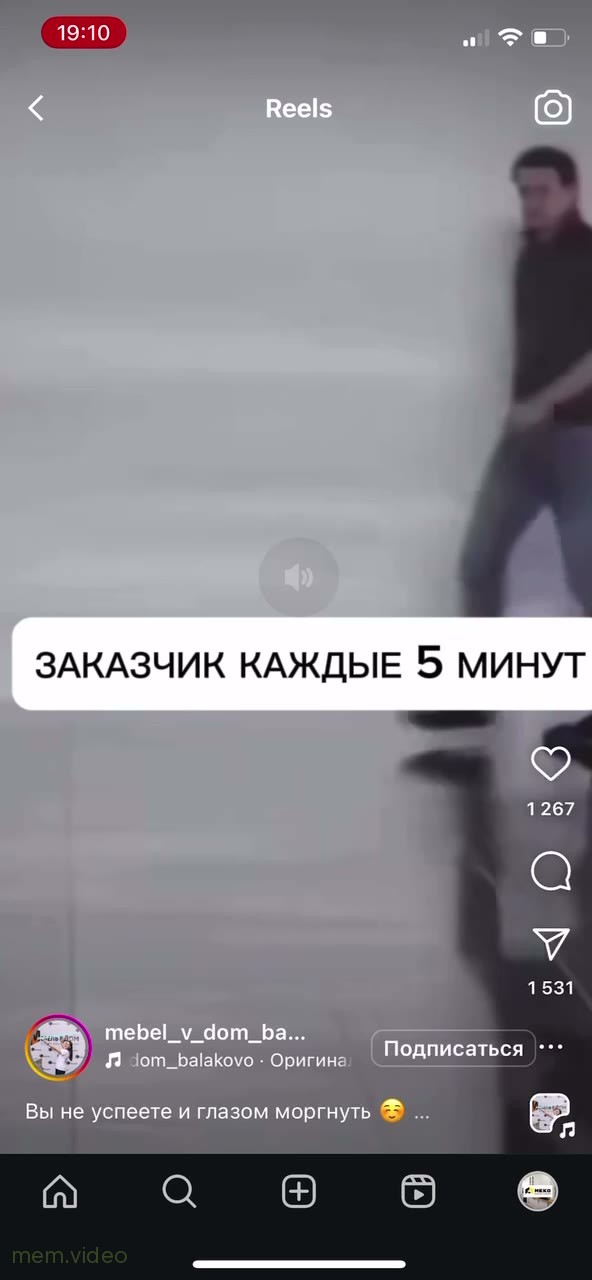 Кадр: Мужчина выходит на подиум и быстро убегает