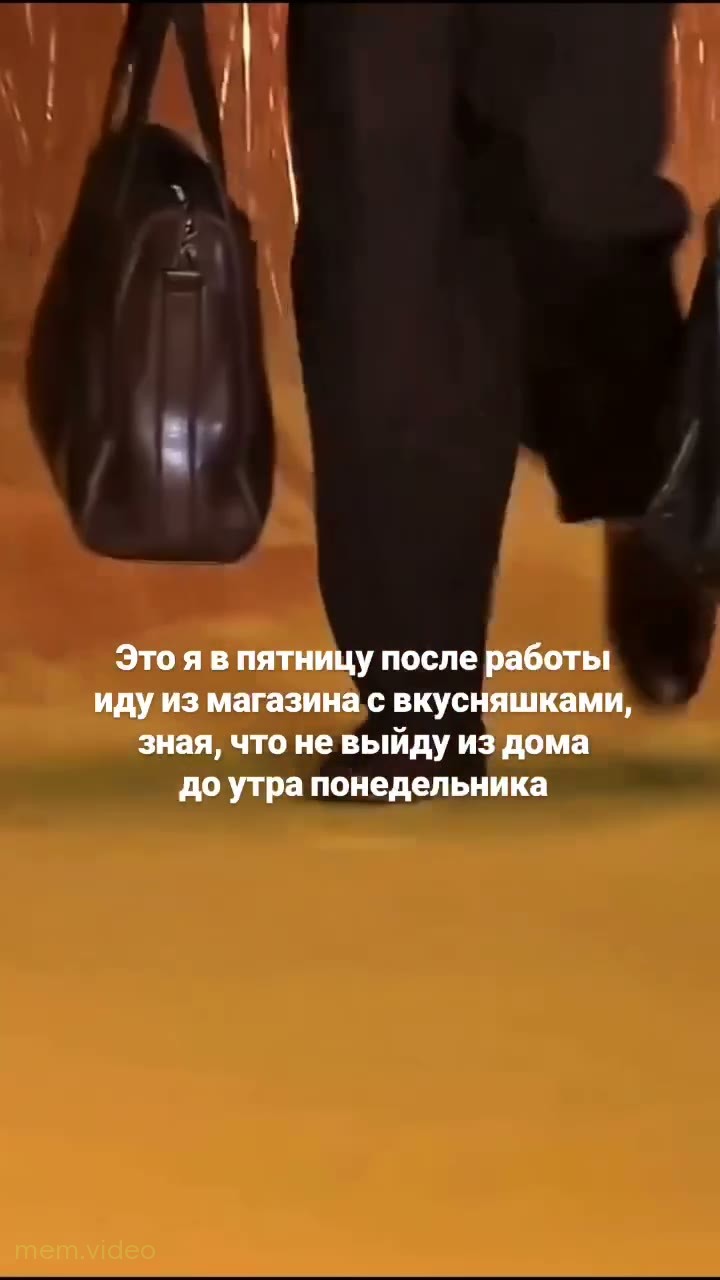 Кадр: Мадс Миккельсен с сумками идет по подиуму