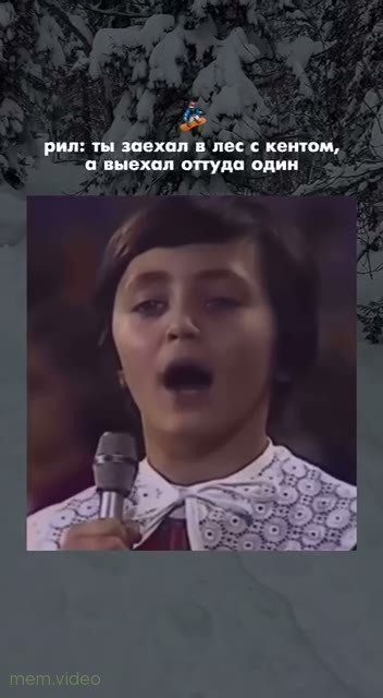 Кадр: «Пропала собака» — ребёнок поёт на сцене с хором
