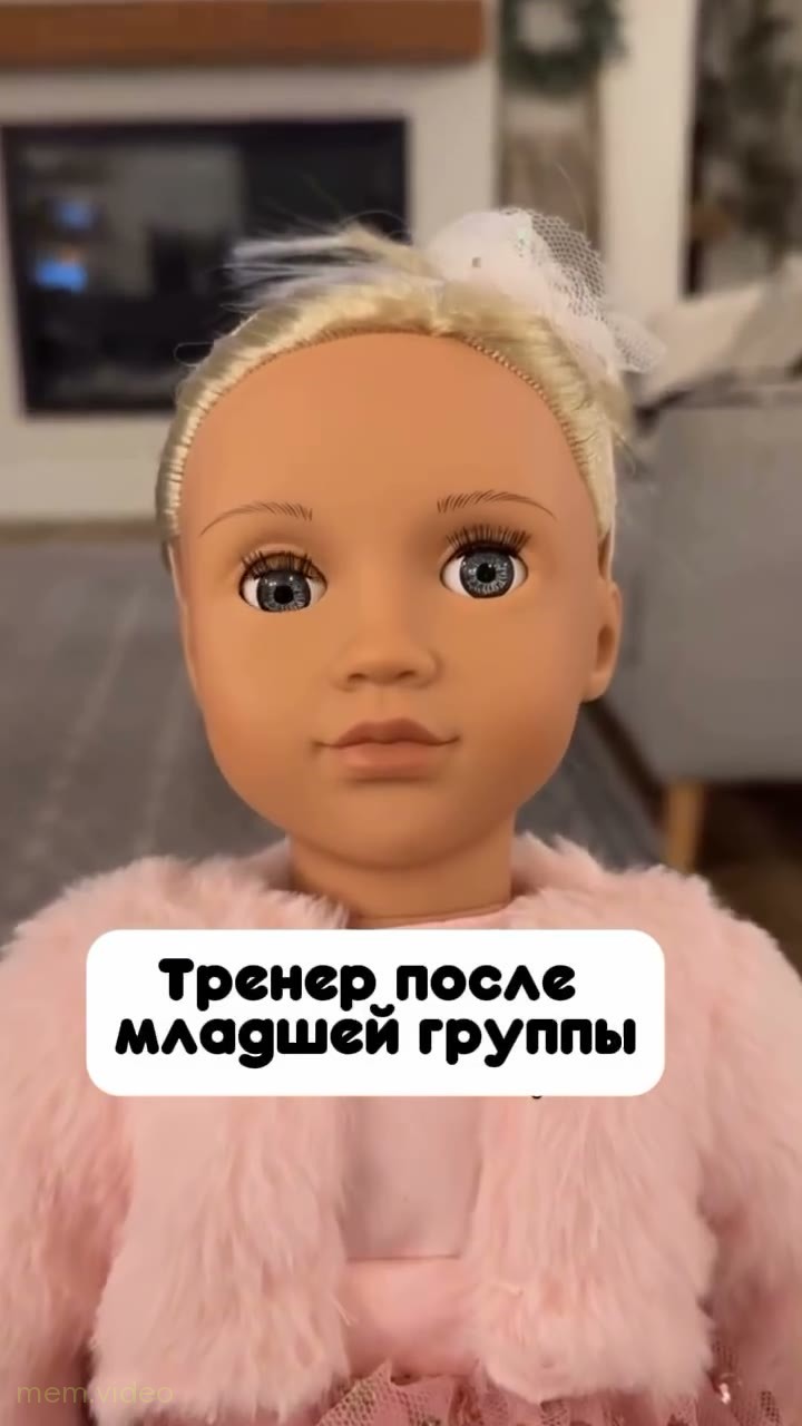 Кадр: Кукла в розовой кофте моргает одним глазом