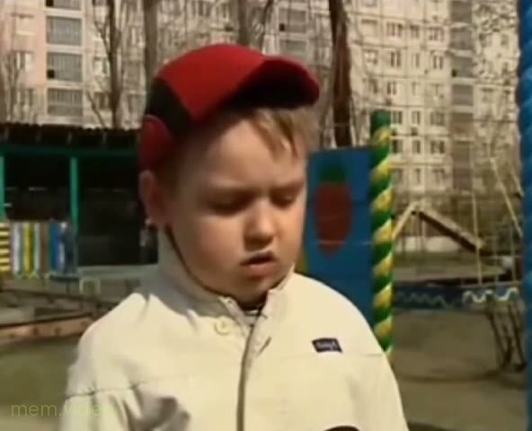 Кадр: "Кроватка мягкая, хорошая" — мальчик в красной кепке