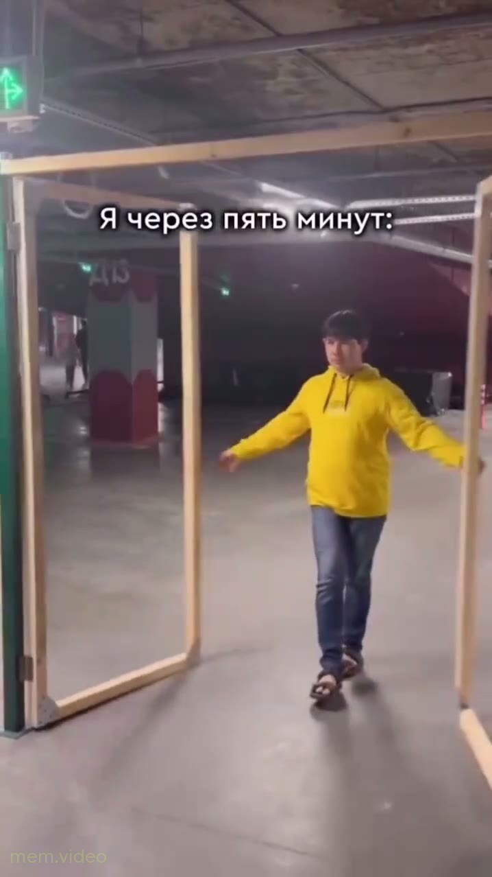 Кадр: "Доброе утро, мои родные люди" — Кирилл в жёлтой кофте