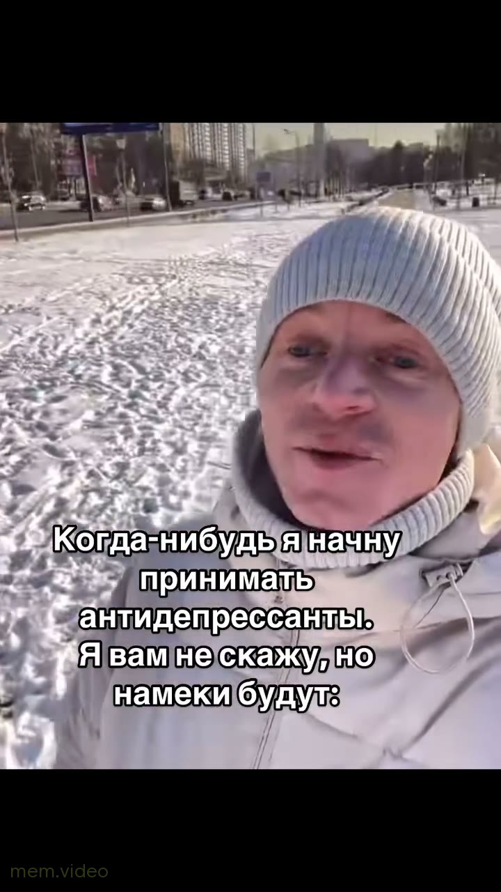 Кадр: "Тигрулечки, я впечатлен" — мужчина идет по снегу