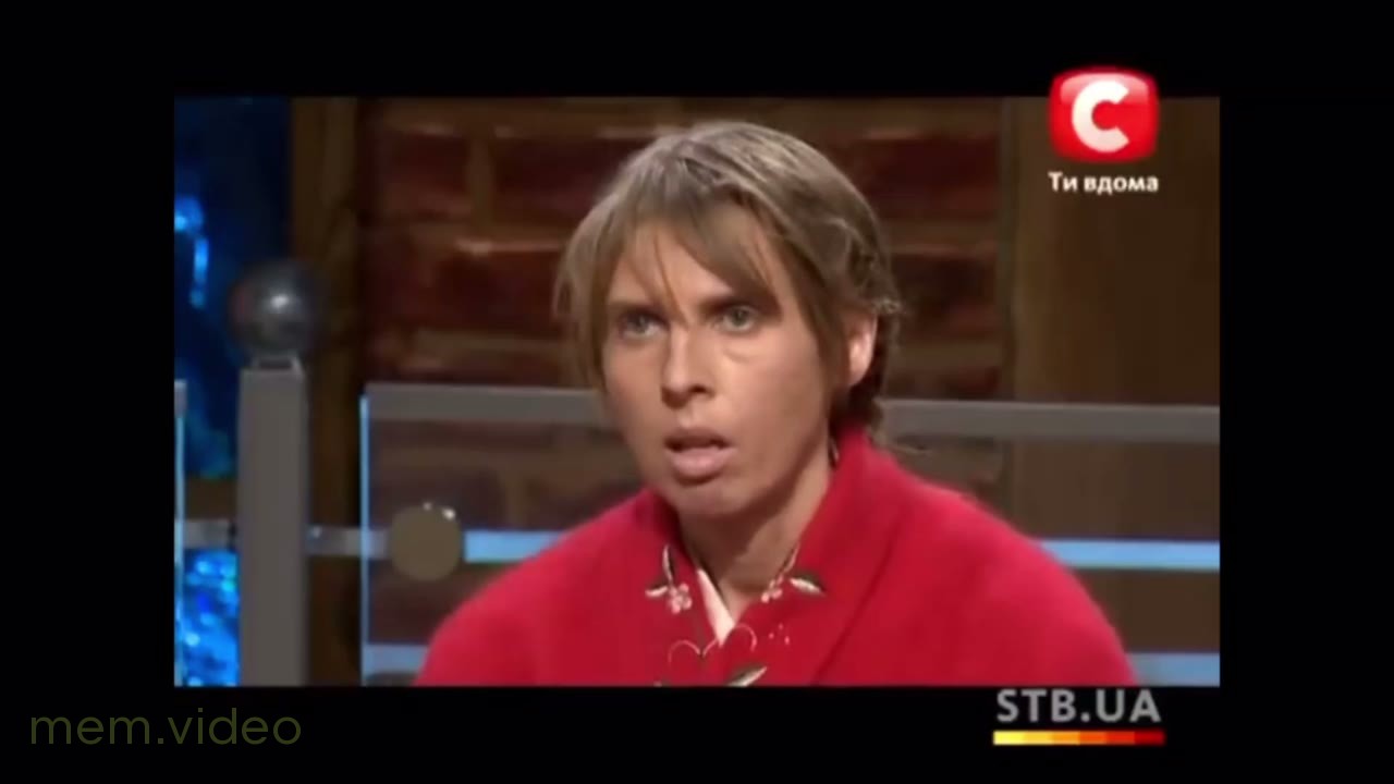 Кадр: Женщина в красной кофте: «Начали сгущаться тучи над головой»