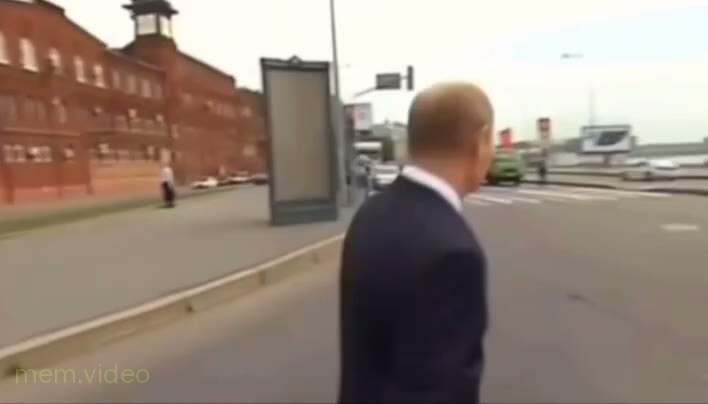 Кадр: Владимир Путин идет один по улице в костюме