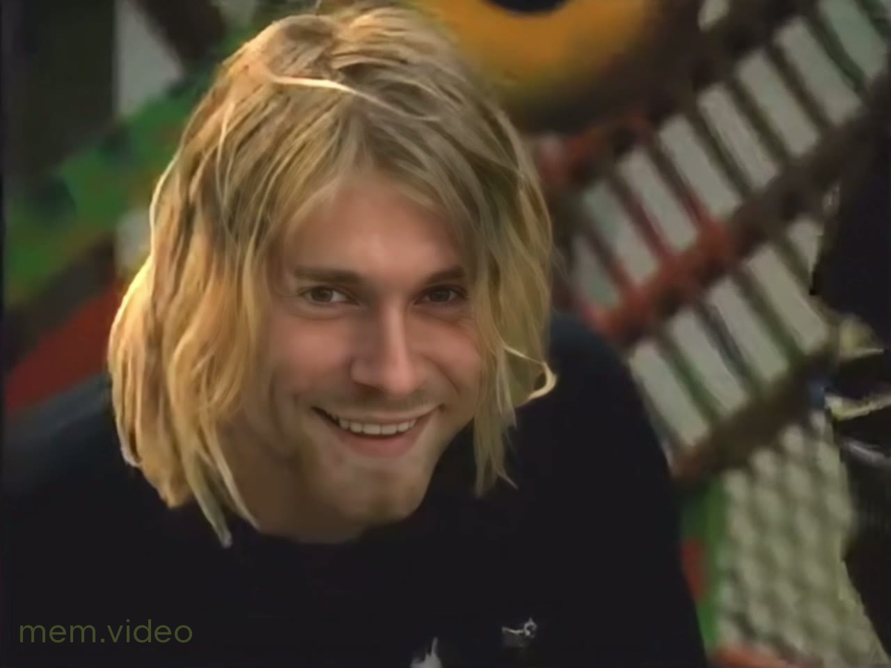 Кадр: Курт Кобейн улыбается и курит