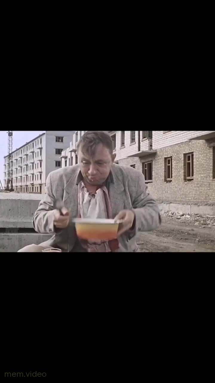 Кадр: Федя быстро ест из миски в «Операция «Ы»