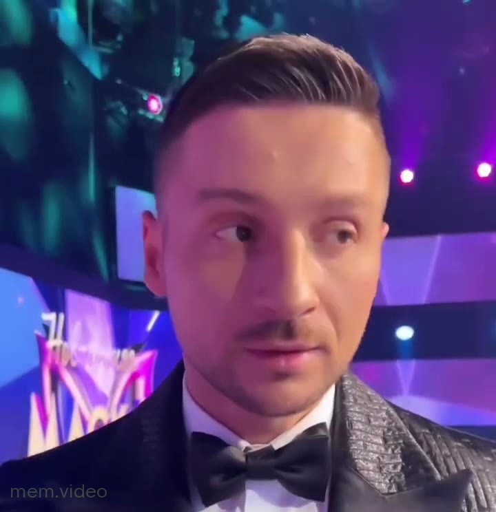 Кадр: Сергей Лазарев надевает корону — мем про принца