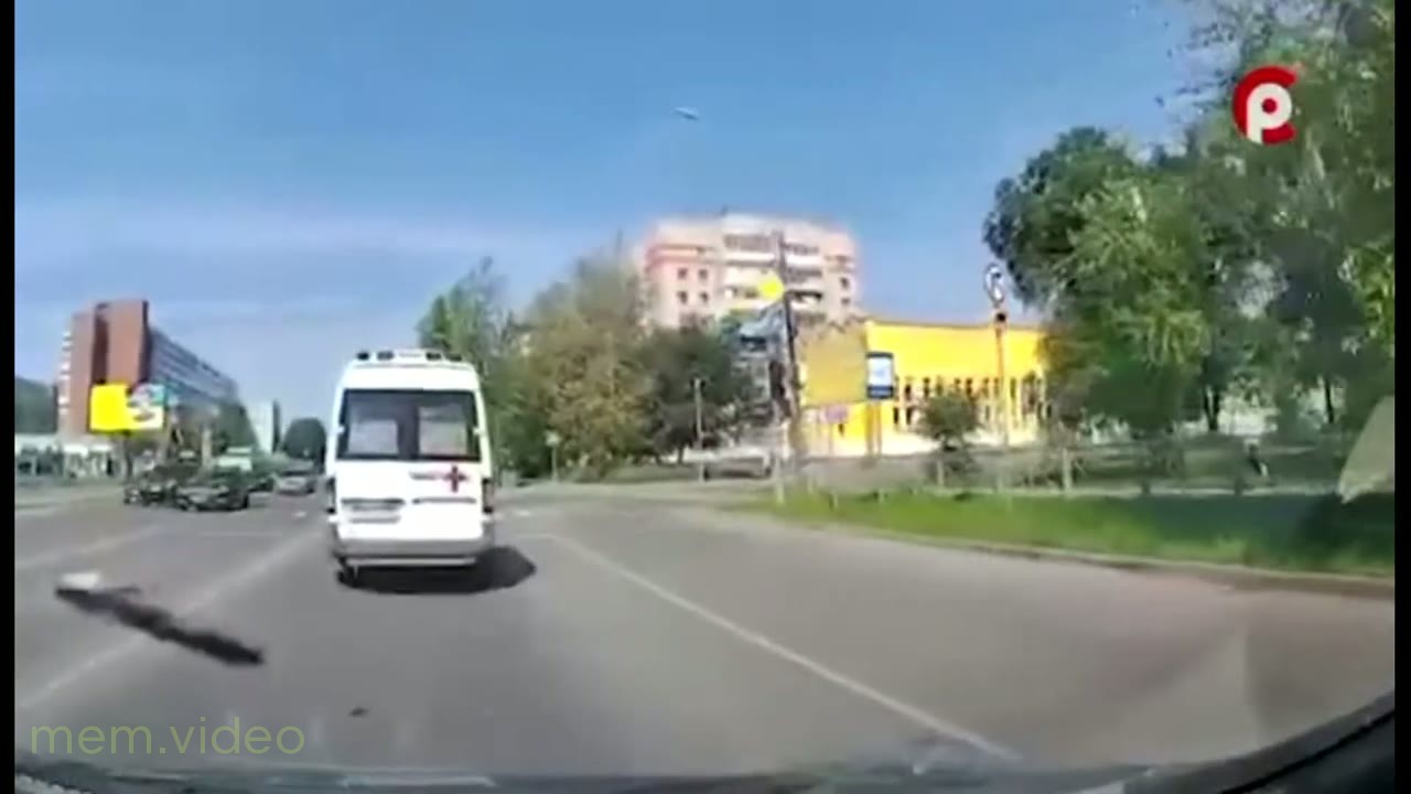 Кадр: Мужчина выпрыгивает из скорой помощи на ходу и убегает